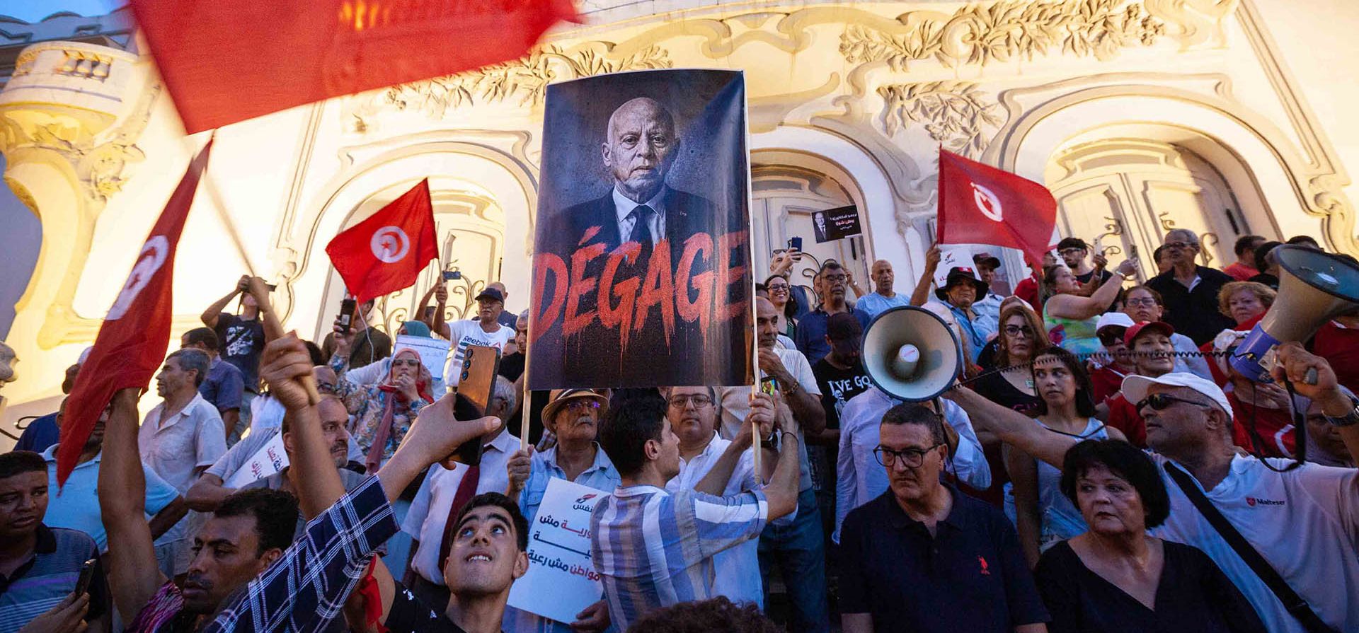 Manifestantes realizan una protesta contra el aumento de los precios, la pérdida de poder adquisitivo y la escasez de productos básicos en la capital de Túnez, el jueves 20 de agosto de 2026. Una pancarta en francés dirigida al presidente Kais Saied dice "Vete". (Foto AP/Ons Abid) Manifestantes realizan una protesta contra el aumento de los precios, la pérdida de poder adquisitivo y la escasez de productos básicos en la capital de Túnez, el jueves 20 de agosto de 2026. Una pancarta en francés dirigida al presidente Kais Saied dice "Vete". (Foto AP/Ons Abid)