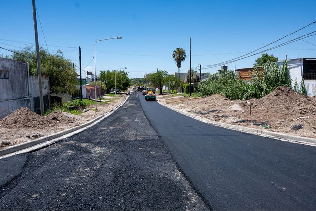 La Municipalidad de Paraná repavimenta y optimiza desagües pluviales en un tramo de calle Antonio Crespo
