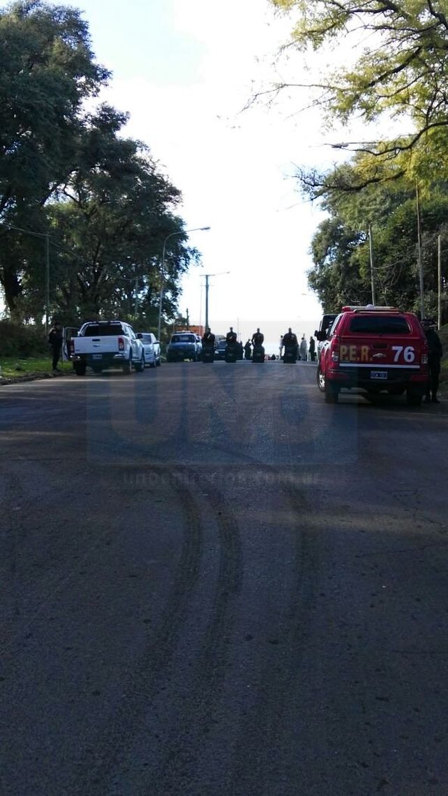 En medio de un fuerte operativo policial desalojan a una familia en calle Churruarín
