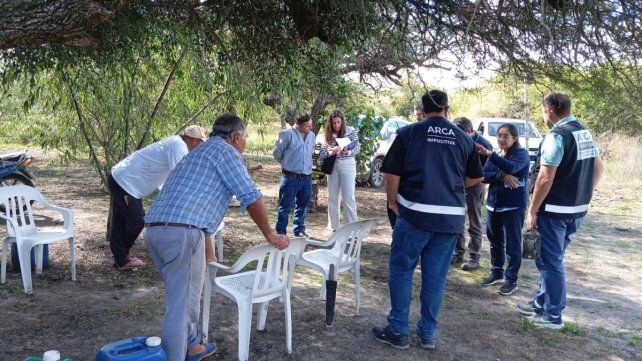 La Provincia detectó en un campo de Lucas Sud viviendas precarias y trabajadores no registrados tras una inspección conjunta con organismos laborales.