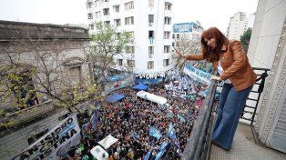 Cristina Kirchner salió de su departamento para un tratamiento médico.