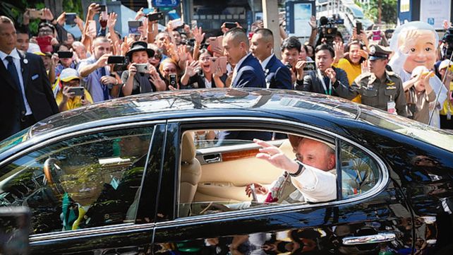 bangkok. Francisco al arribar ayer a la Nunciatura de la capital.