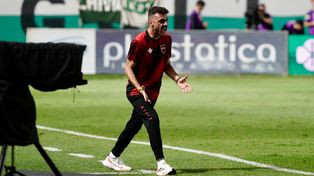 El grito de Mariano Soso en el Florencio Sola. El entrenador de Newell’s debió digerir la dura derrota que le propinó Banfield.