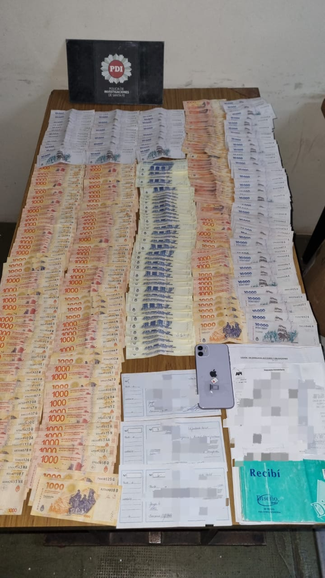 Investigación por estafa con un terreno. El dinero incautado en el operativo de entrega controlada.