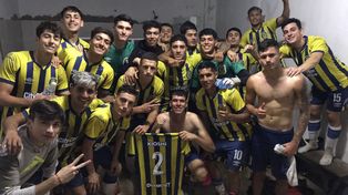El canalla puntero.&nbsp; Rosario Central le ganó a Río Negro 2 a 0&nbsp; con goles de Galo Rodríguez y Facundo Alarcón. El auriazul alcanzó a Coronel Aguirre en la cima de la Primera A.&nbsp; &nbsp; &nbsp; &nbsp; 