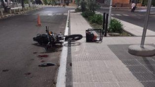 Un motociclista sufrió fracturas al chocar contra un cesto en Santa Elena.