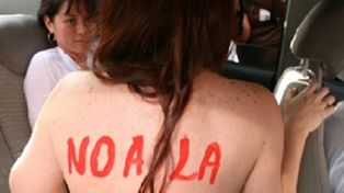 Una escritora brasileña se desnudó en una plaza de Lima contra la piratería