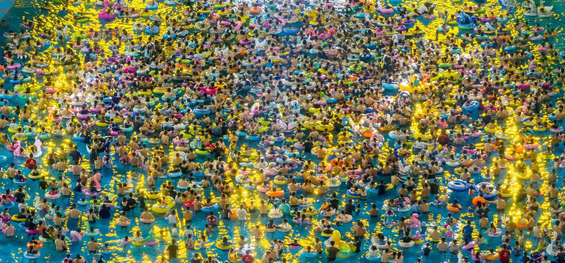 Nanjing, China. Personas refrescándose en un parque acuático en la provincia oriental china de Jiangsu. Fotografía: AFP/Getty Images Nanjing, China. Personas refrescándose en un parque acuático en la provincia oriental china de Jiangsu. Fotografía: AFP/Getty Images