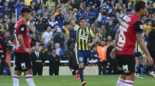 Ignacio Malcorra, puño en alto, celebra su gol. Nacho fue el gran héroe canalla en los dos últimos clásicos.