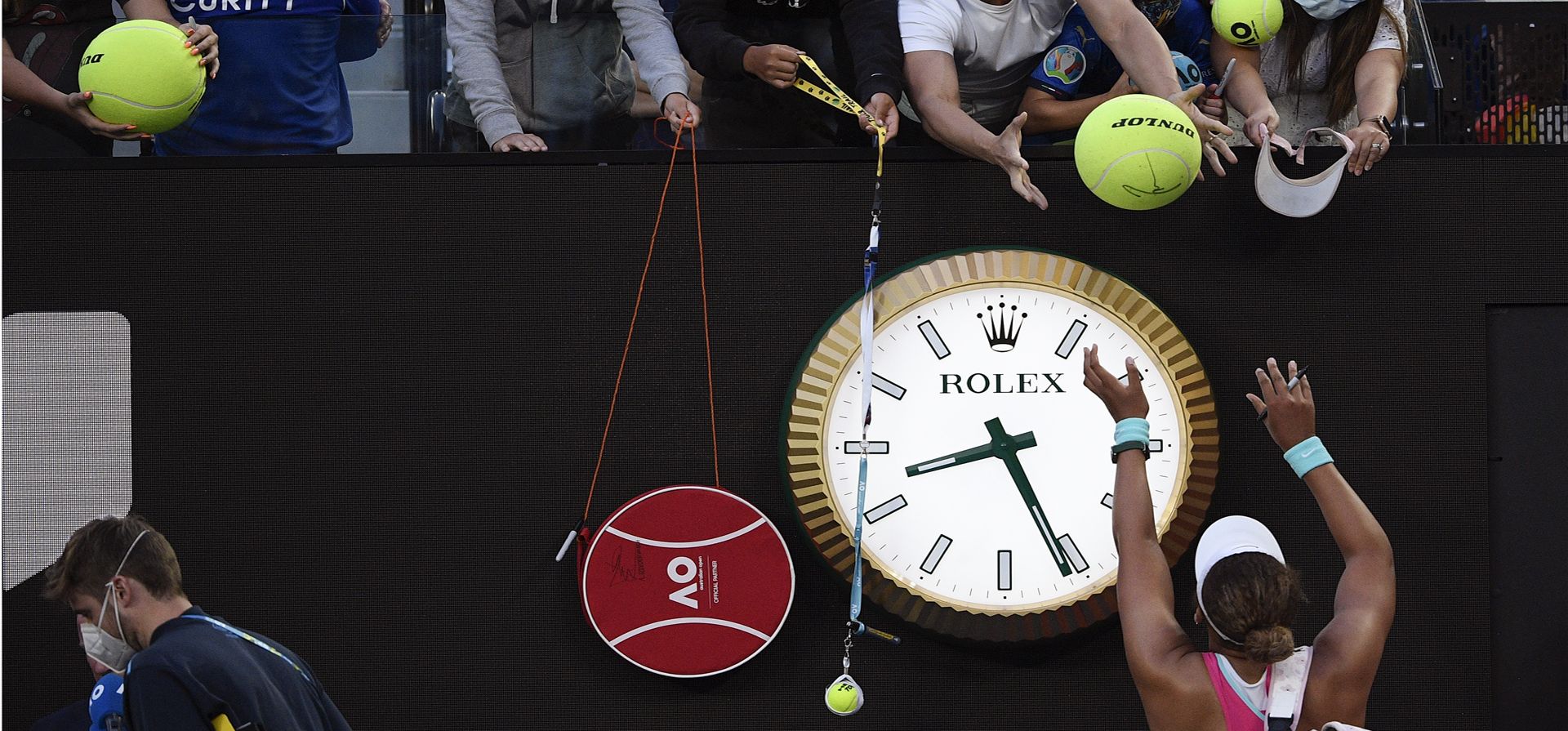Naomi Osaka, de Japón, firma autógrafos después de derrotar a Madison Brengle, de Estados Unidos, en su partido de segunda ronda en el Abierto de Australia, en Melbourne, Australia, el miércoles 19 de enero de 2022.
