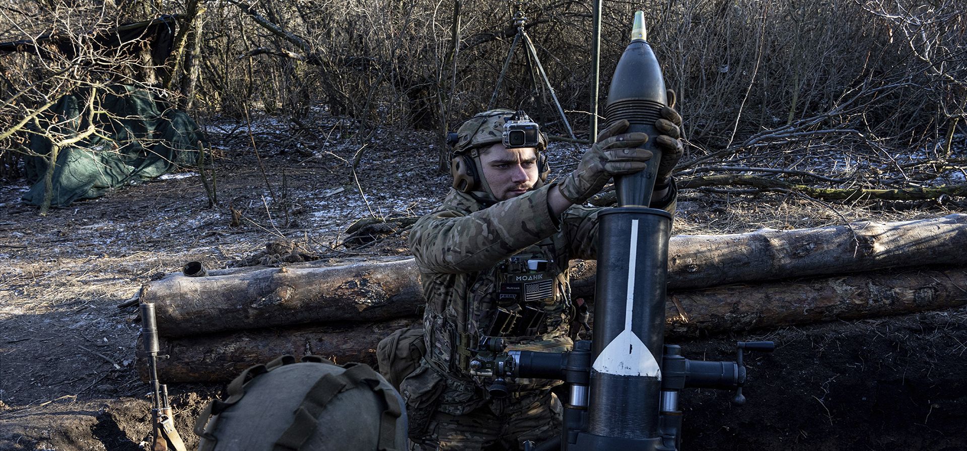 Un militar ucraniano se prepara para disparar un mortero de 120 mm hacia posiciones rusas en la línea del frente cerca de Bakhmut, región de Donetsk, Ucrania, el miércoles 11 de enero de 2023. (Foto AP/Evgeniy Maloletka)