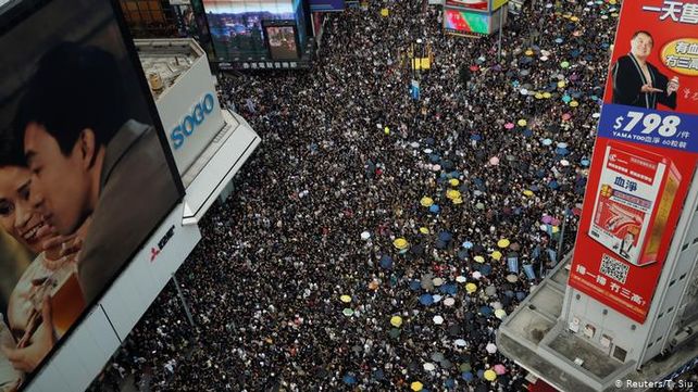 Una de las masivas manifestaciones opositoras en Hong Kong. Ese año los demócratas ganaron en forma arrasadora las elecciones locales. Pekín reaccionó con una intervención de mano de hierro y represión.