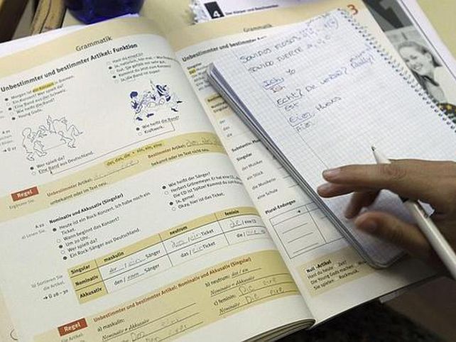 Una mujer maltratada pidió ayuda a través de un mensaje que envió con su hijo a la maestra.