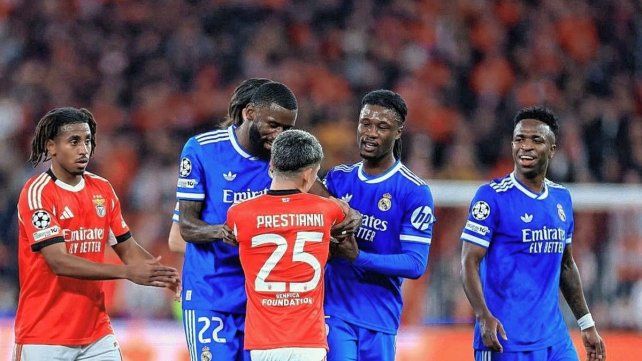 Vinícius realizó un fuerte descargó en donde le apuntó a Gianluca Prestianni.