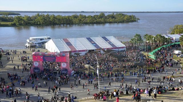 Una multitud eligió el feriado para visitar a los dinosaurios