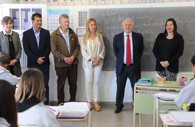 Lifschitz recorrió escuelas de Irigoyen, San Fabián y Arocena