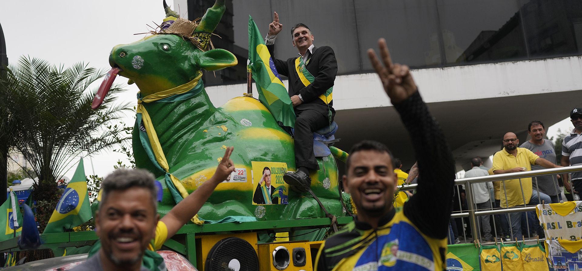 Un imitador del presidente brasileño Jair Bolsonaro monta una estatua de vaca durante un evento de campaña para la reelección de Bolsonaro en Duque de Caxias, en las afueras de Río de Janeiro, Brasil, el viernes 14 de octubre de 2022. La segunda vuelta de las elecciones presidenciales esta fijada para el 30 de octubre.