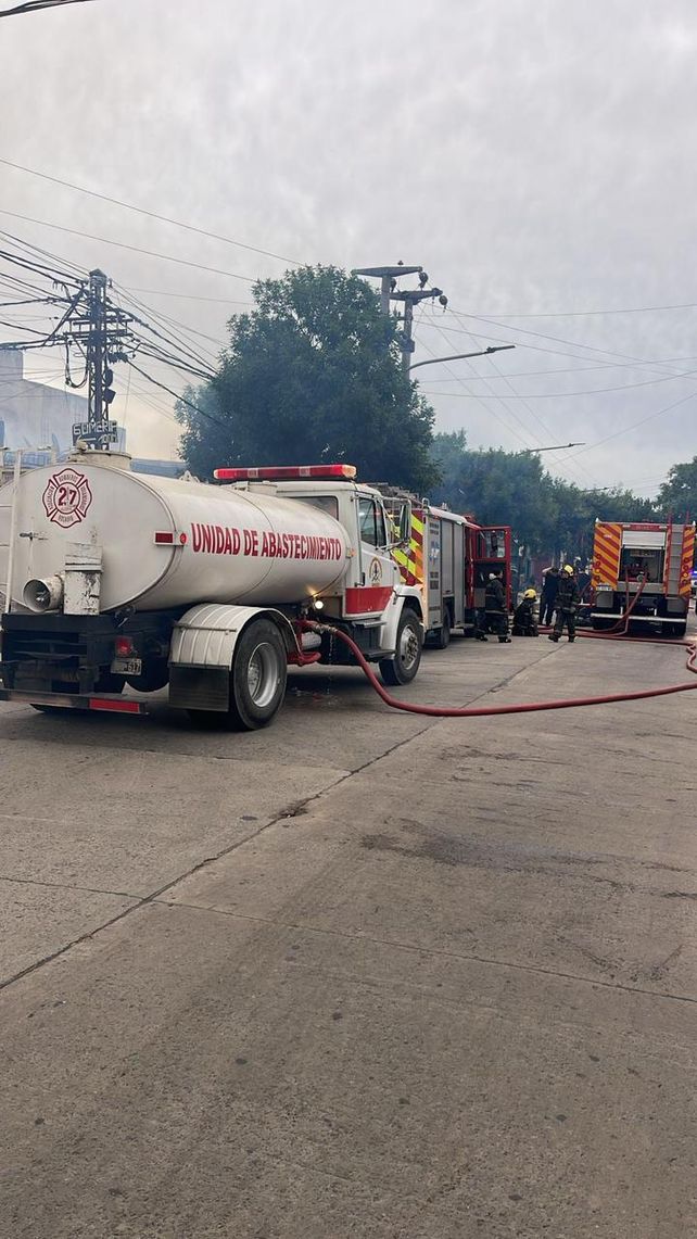 Incendio en calle Génova al 2300. Un camión cisterna con agua en apoyo a las tareas de los bomberos