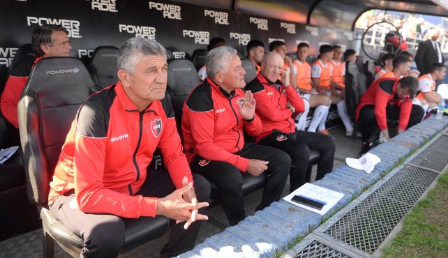 Gustavo Tognarelli dirige el equipo de manera interina mientras la dirigencia busca un nuevo DT. En su presentación en el torneo logró un triunfo.&nbsp; (LA CAPITAL/Leonardo Vincenti)&nbsp;