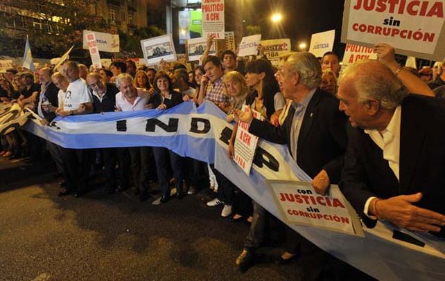 Por ahora una foto. El arco opositor se juntó para salir a cacerolear en la última marcha. Ahora el desafío es encontrar acuerdos para las elecciones.