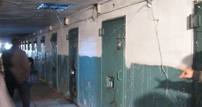 Por dentro. La recorrida nocturna se realizó por la Unidad Penal 15 de Batán.