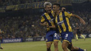 Santi López se abraza a Sández, tras el gol del lateral. Ambos fueron partícipes necesarios del tanto canalla.
