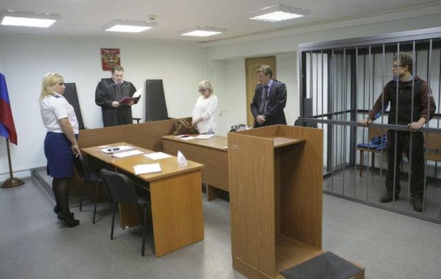 El principio. El activista y tripulante suizo Marco Weber ayer mientras era juzgado por el tribunal de Murmansk.