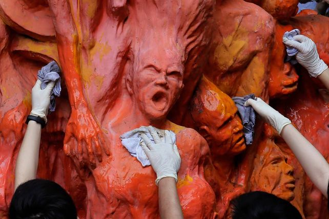 Un primer plano de la impactante escultura que ahora fue censurada por Pekín.