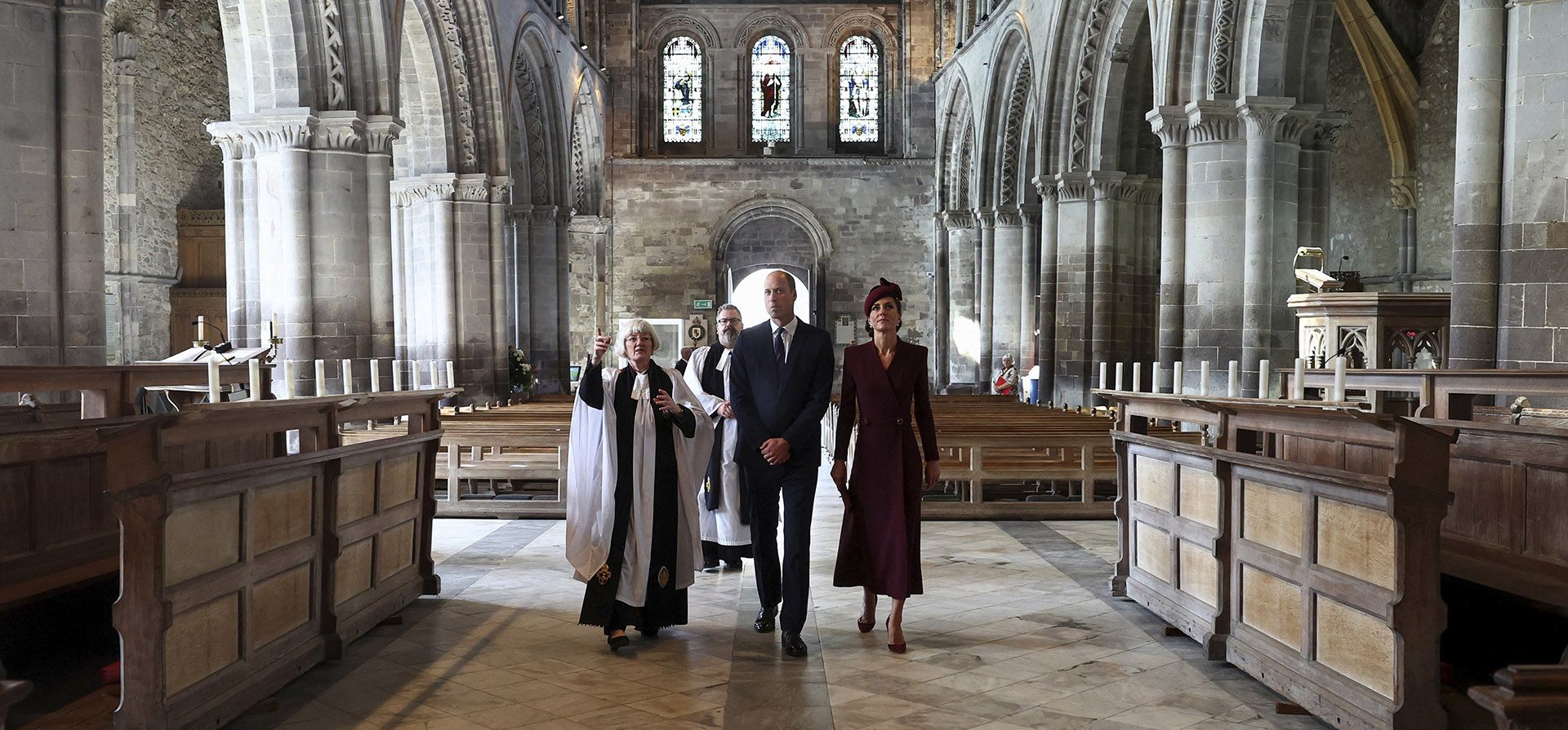 El príncipe Guillermo de Gran Bretaña y Kate, princesa de Gales, acompañados por Sarah Rowlond Jones, decana de la catedral de St Davids, llegan a un servicio conmemorativo en el primer aniversario de la muerte de la reina Isabel, en St. Davids, Gales. , Gran Bretaña, viernes 8 de septiembre de 2023. (Toby Melville/Pool Photo vía AP) El príncipe Guillermo de Gran Bretaña y Kate, princesa de Gales, acompañados por Sarah Rowlond Jones, decana de la catedral de St Davids, llegan a un servicio conmemorativo en el primer aniversario de la muerte de la reina Isabel, en St. Davids, Gales. , Gran Bretaña, viernes 8 de septiembre de 2023. (Toby Melville/Pool Photo vía AP)