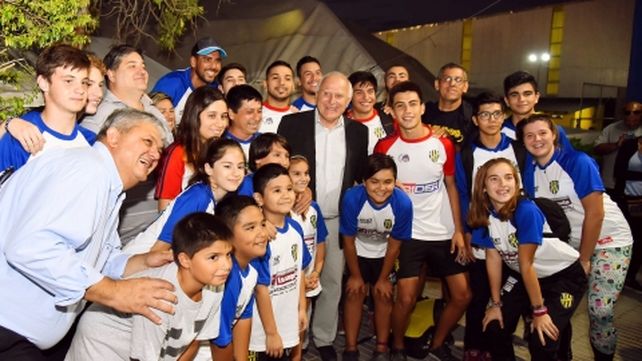 &nbsp;festejo. Las comunidades de los clubes celebraron la visita del gobernador y agradecieron su ayuda.