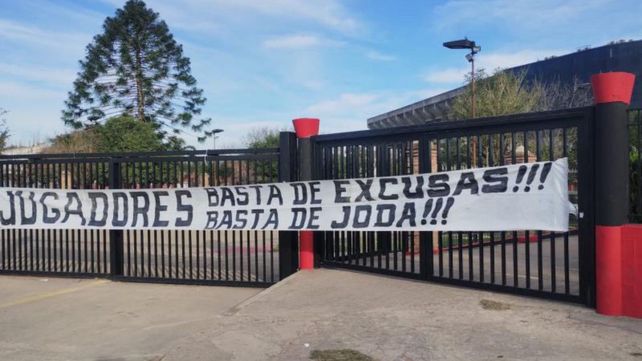 Algunos hinchas sabaleros les dejaron un mensaje a los futolistas por el presente de Colón. (Foto @AdriDriussi)