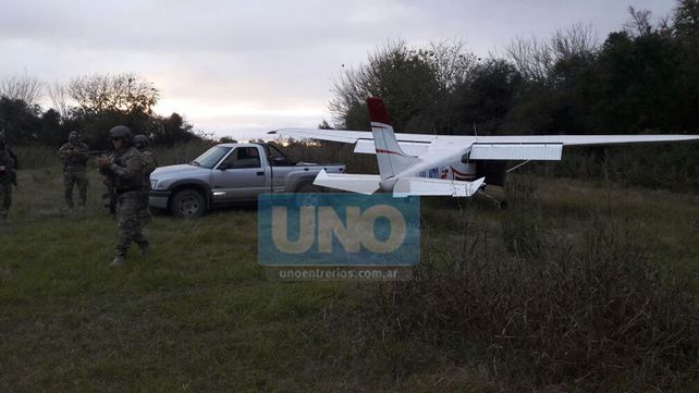 Cuatro detenidos cuando trasbordaban drogas de una avioneta a una camioneta, cerca de Villa Urquiza