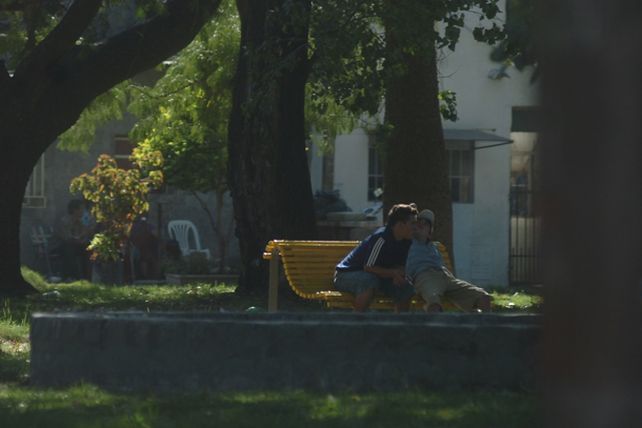 Luego del abrazo al centro de salud de barrio San José se tirorearon en la plaza