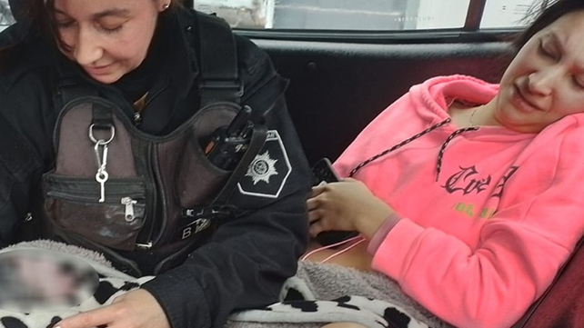 El bebé no esperó a llegar a la maternidad y nació en el patrullero.