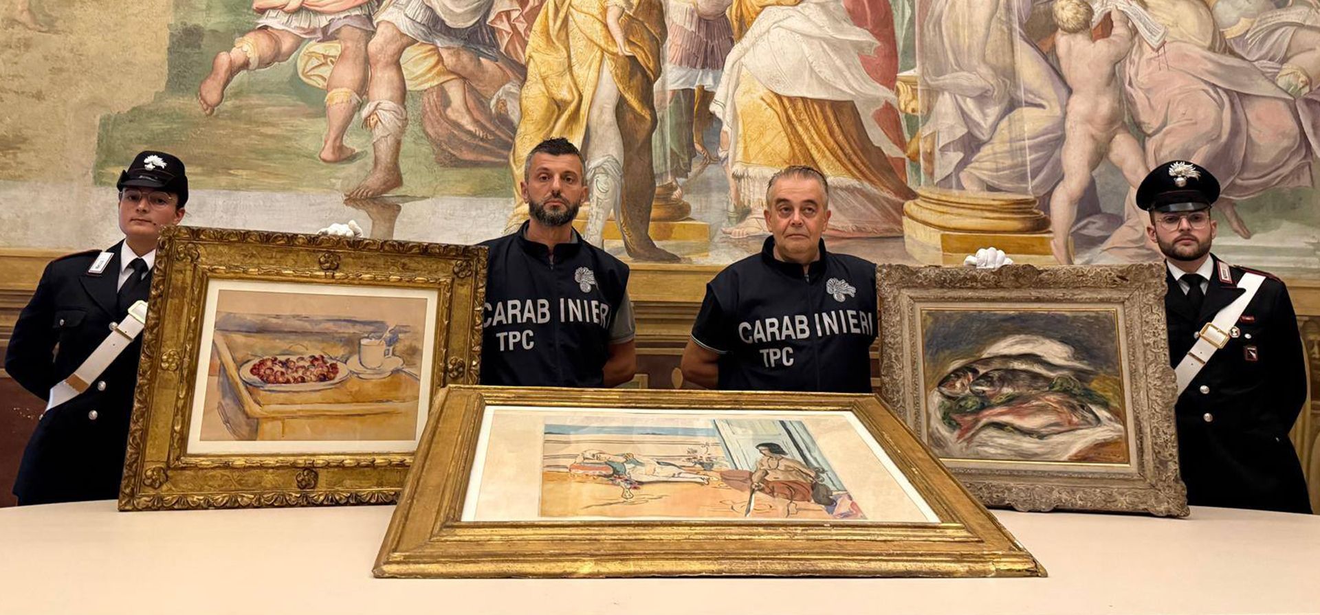 Carabineros posan junto a tres cuadros recuperados tras una operación policial: "Tasse et plat de cerises" de Paul Cézanne (izquierda), "Odalisque Sur La Terrasse" de Henri Matisse (centro) y "Les Poisson" de Pierre-Auguste Renoir (derecha), el viernes 14 de agosto de 2026. (Carabinieri italiano vía AP) Carabineros posan junto a tres cuadros recuperados tras una operación policial: "Tasse et plat de cerises" de Paul Cézanne (izquierda), "Odalisque Sur La Terrasse" de Henri Matisse (centro) y "Les Poisson" de Pierre-Auguste Renoir (derecha), el viernes 14 de agosto de 2026. (Carabinieri italiano vía AP)