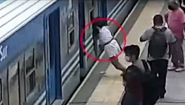 La joven estaba esperando en el andén cuando se tambaleó y terminó debajo del tren. (Imagen de video)