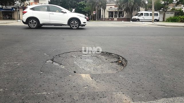 Tremendo pozo. Un socavón de importantes dimensiones apareció este martes por la mañana en la esquina oeste de avenida Freyre y Corrientes.&nbsp;