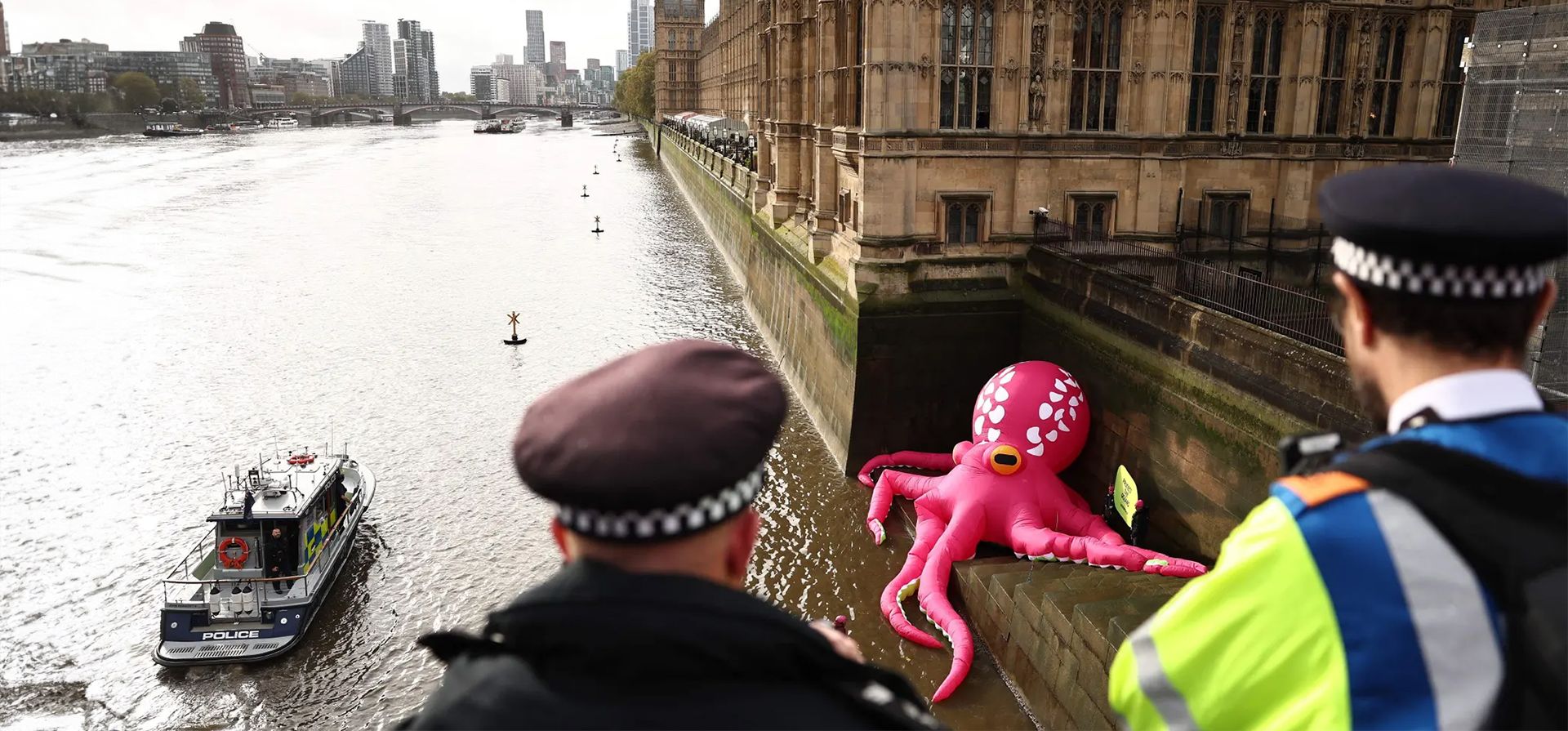 Un pulpo inflable gigante en la orilla del río Támesis junto a las Casas del Parlamento, durante la acción de Greenpeace destacando la necesidad de proteger los océanos, Londres, Reino Unido. Fotografía: Henry Nicholls/AFP/Getty Images Un pulpo inflable gigante en la orilla del río Támesis junto a las Casas del Parlamento, durante la acción de Greenpeace destacando la necesidad de proteger los océanos, Londres, Reino Unido. Fotografía: Henry Nicholls/AFP/Getty Images