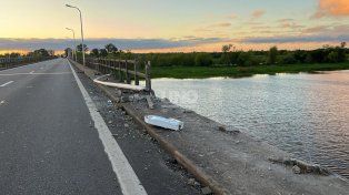 Así quedó el lugar del siniestro sobre la ruta 168, donde el camión arrancó la barrera de contención&nbsp;