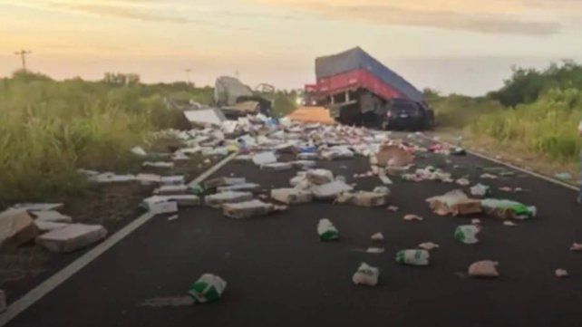 Un muerto tras un choque entre dos camiones y un auto en la Ruta 6