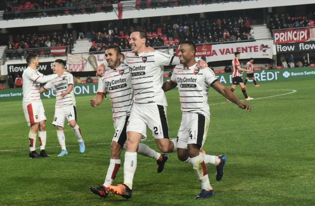 Newells derrotó con solidez a Estudiantes y es puntero del torneo en soledad