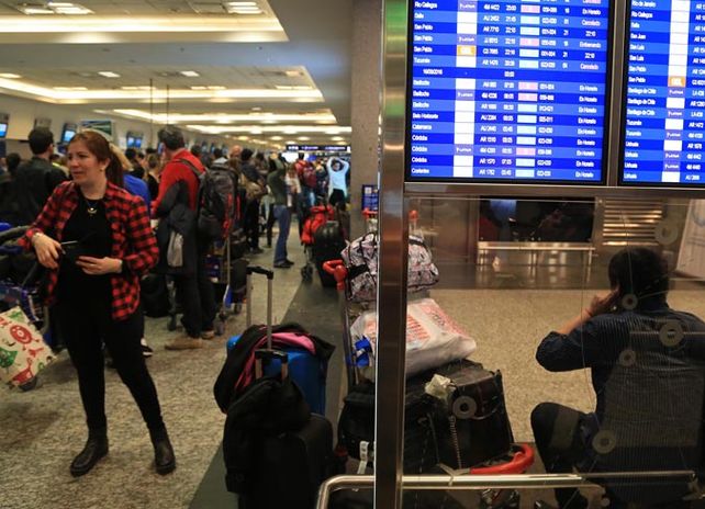 El paro de pilotos de Aerolíneas Agrentinas y Austral generó un caos que aún persiste