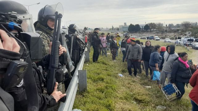 La policía controla que los manifestantes no ingresen en mayor medida a la traza de Circunvalación.