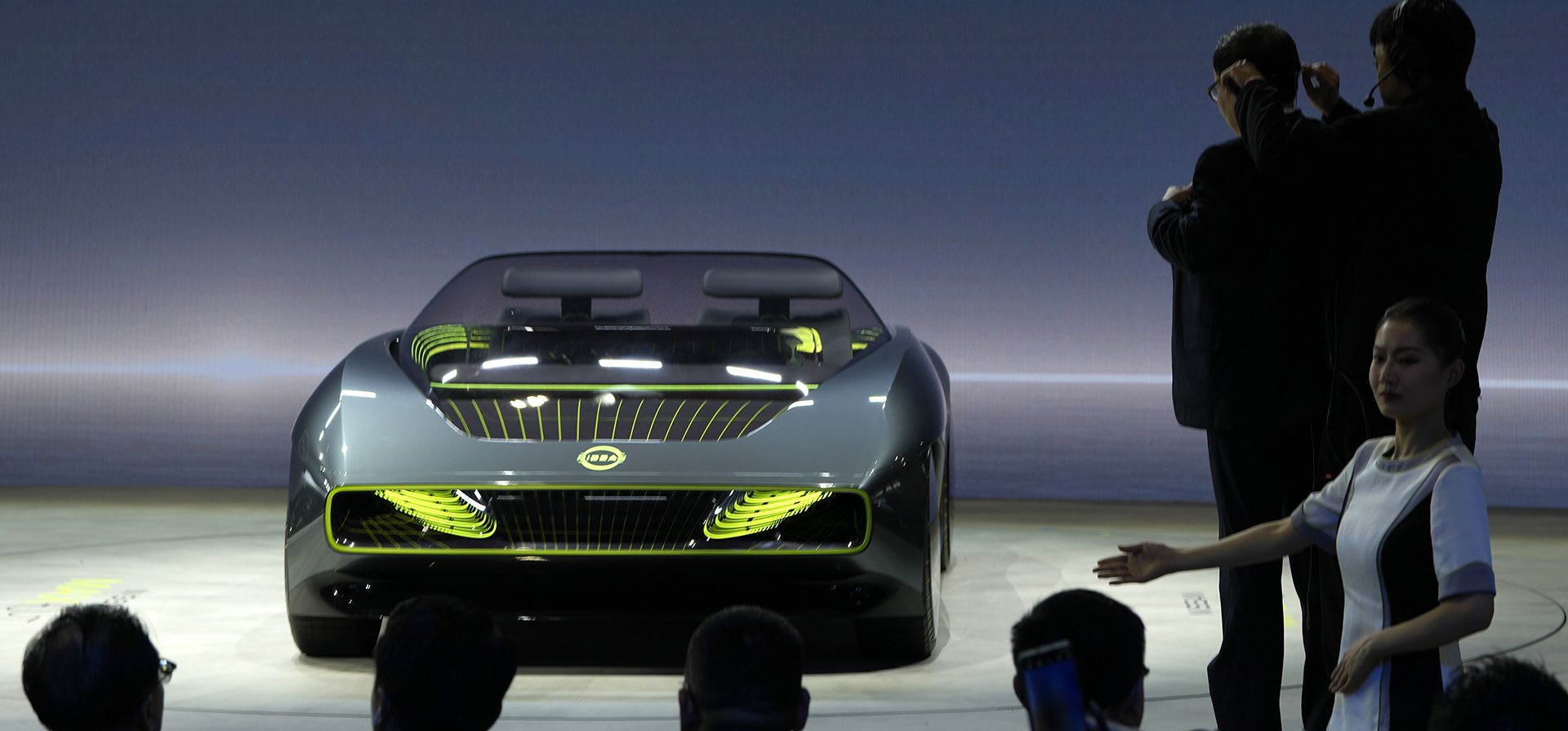 Los asistentes observan el prototipo Nissan Max-Out exhibido durante la feria Auto Shanghai 2023 en Shanghái, el martes 18 de abril de 2023. Los fabricantes de automóviles globales y chinos planean presentar más de una docena de nuevos SUV eléctricos, sedanes y muscle cars esta semana. (Foto AP/Ng Han Guan)