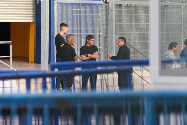 Malcorra dialoga con el presidente xeneize, Juan Román Riquelme, rodeado de Sandez y Cascini. Todos vestidos de negro.