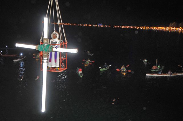 Inicio de la ceremonia en el muelle de Madryn. (Foto: Telam)