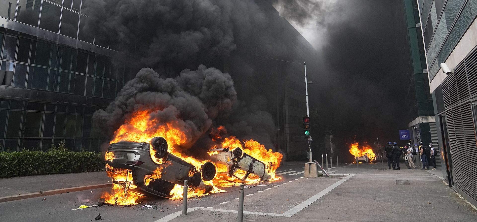 Una fila de autos se queman después de una marcha por Nahel, el jueves 29 de junio de 2023 en Nanterre, en las afueras de París. El asesinato de Nahel, de 17 años, durante un control de tráfico el martes, capturado en video, conmocionó al país y provocó tensiones latentes entre los jóvenes y la policía en proyectos de vivienda y otros barrios desfavorecidos de Francia. (Foto AP/Michel Euler) Una fila de autos se queman después de una marcha por Nahel, el jueves 29 de junio de 2023 en Nanterre, en las afueras de París. El asesinato de Nahel, de 17 años, durante un control de tráfico el martes, capturado en video, conmocionó al país y provocó tensiones latentes entre los jóvenes y la policía en proyectos de vivienda y otros barrios desfavorecidos de Francia. (Foto AP/Michel Euler)