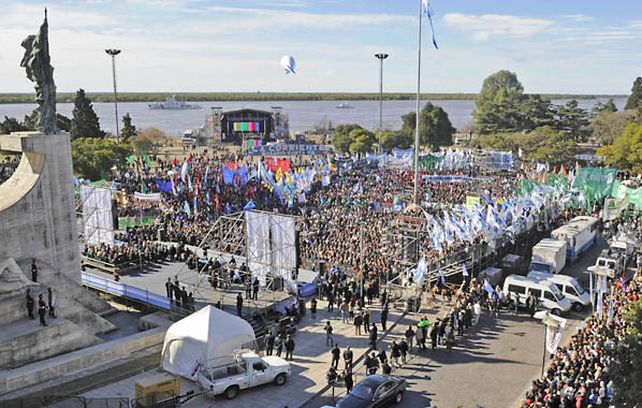 Otra estética. Los asistentes al acto fueron distribuidos en forma concéntrica y compacta alrededor del escenario para las autoridades.