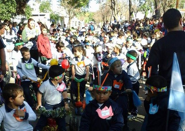 Los chicos de Yapeyú festejaron paseando en bici por el barrio