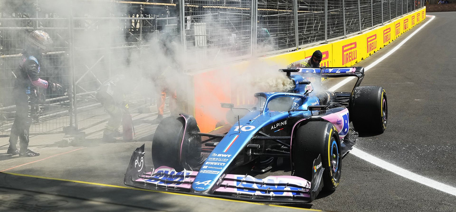 Auxiliares de carrera extinguen un incendio en el motor de un automóvil del piloto francés Pierre Gasly durante una sesión de práctica en el circuito de Bakú, en Bakú, Azerbaiyán, el viernes 28 de abril de 2023. El Gran Premio de Fórmula Uno se llevará a cabo el domingo 30 de abril de 2023. 2023. (Foto AP/Sergei Grits)